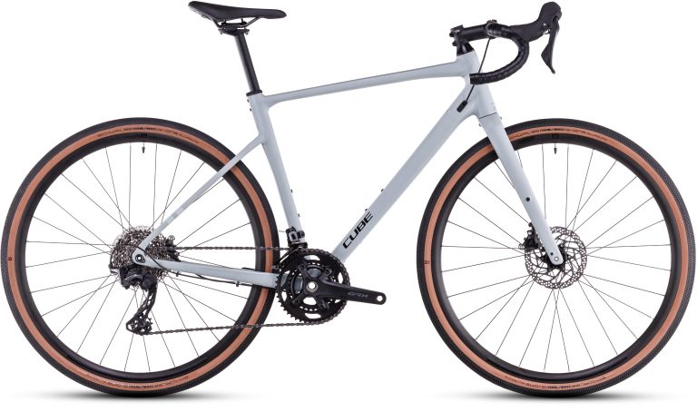 Cube Nuroad Race 2025, gravel aluminium à transmission Shimano GRX double plateau, vue de profil