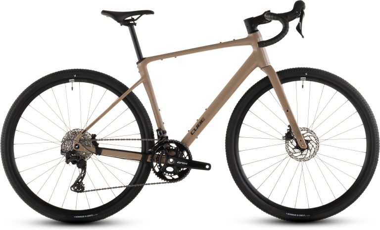 Cube Nuroad Race 2026, gravel aluminium à fourche carbone et transmission GRX, vue de profil