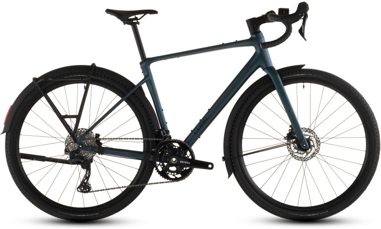 Cube Nuroad Race FE 2026, gravel en aluminium à fourche carbone et moyeu dynamo, vue de profil