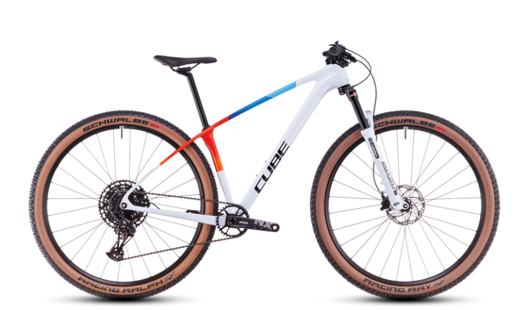 Cube Phenix C:62 Rookie SLX teamline 2025, VTT cross-country junior à cadre carbone, vue de profil
