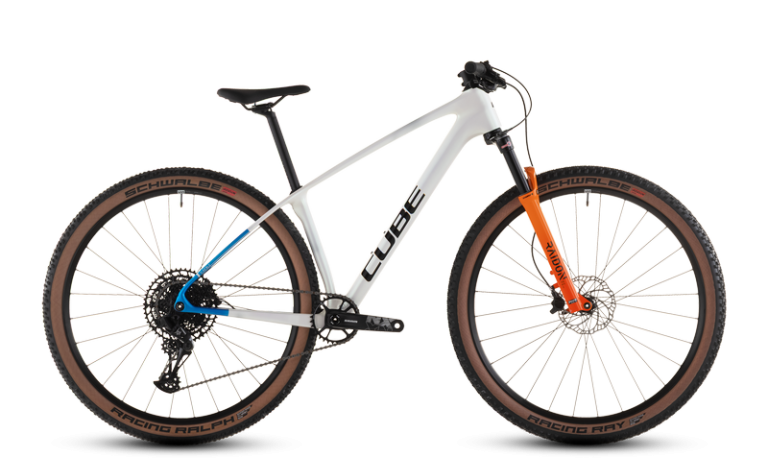 Cube Phenix C:62 Rookie SLX teamline 2026, VTT cross-country junior carbone, vue de profil