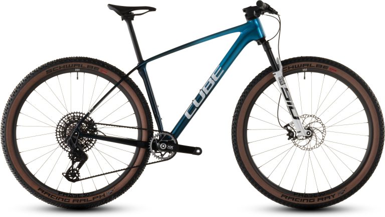 Cube Phenix C:68X Race 2026, VTT de cross-country semi-rigide en carbone, vue de profil
