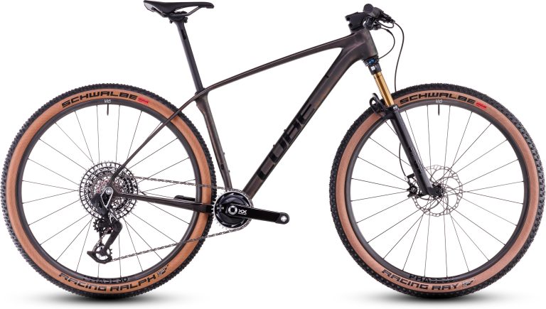 Cube Phenix C:68X SLT 2025, VTT semi-rigide de cross-country en carbone, vue de profil