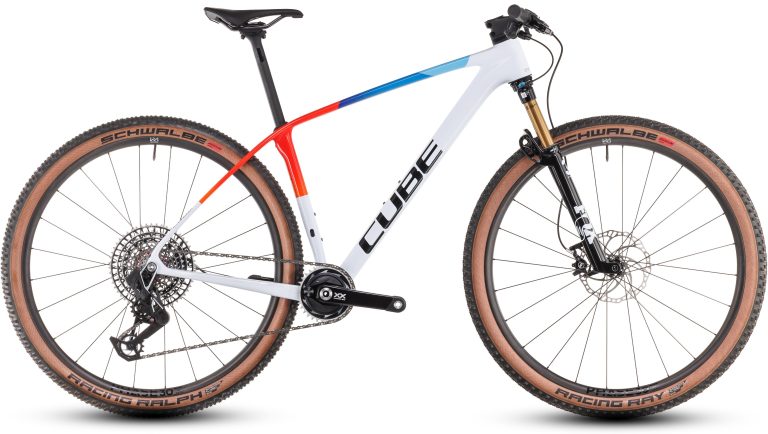 Cube Phenix C:68X SLT teamline 2025, VTT semi-rigide de cross-country carbone, vue de profil