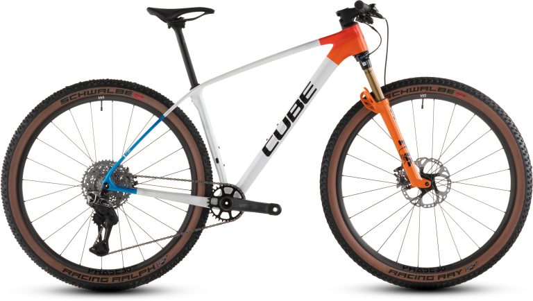 Cube Phenix C:68X SLX teamline 2026, VTT de cross-country semi-rigide en carbone, vue de profil