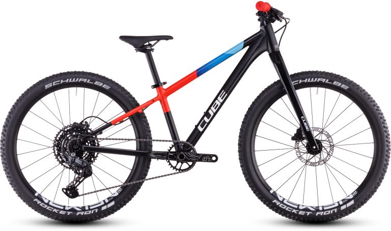 Cube Reaction 240 Pro 2025, VTT enfant 24 pouces à fourche carbone rigide, vue de profil