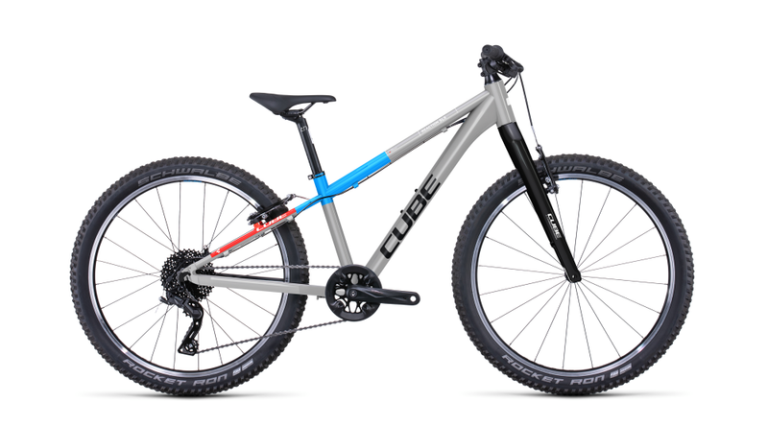 Cube Reaction 240 SLX 2024, VTT enfant 24 pouces à fourche carbone rigide, coloris teamline, vue de profil