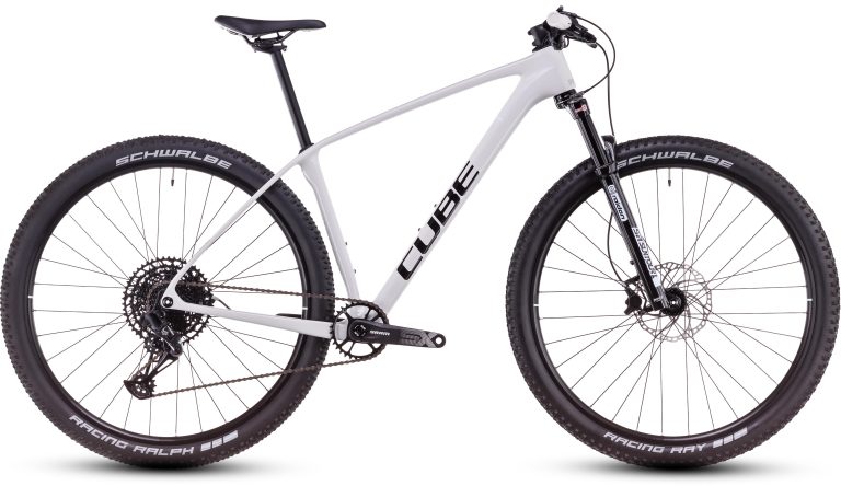 Cube Reaction C:62 ONE 2025, VTT cross-country semi-rigide à cadre carbone, vue de profil