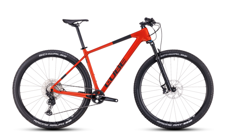 Cube Reaction C:62 Race 2024 orange et noir, VTT semi-rigide de cross-country à cadre carbone, vue de profil