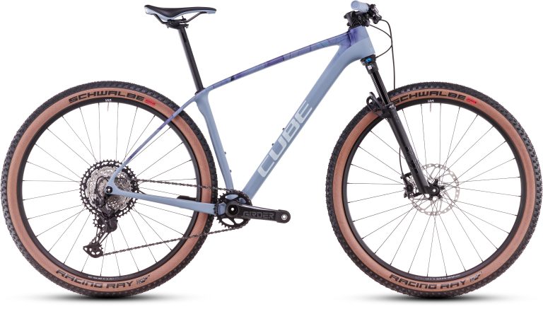 Cube Reaction C:62 Race 2025, VTT cross-country carbone à fourche Fox, vue de profil