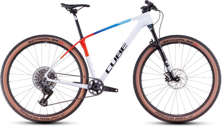 Cube Reaction C:62 SLX teamline 2025, VTT semi-rigide carbone de cross-country, vue de profil