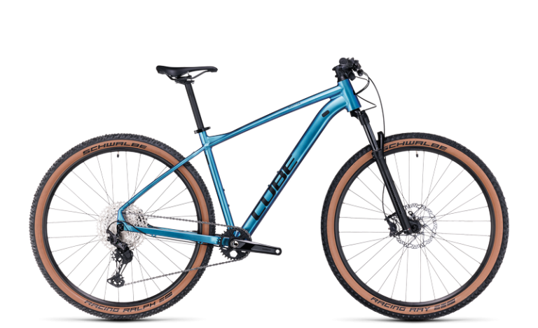 Cube Reaction Pro 2024 bleu et noir, VTT semi-rigide à cadre aluminium, vue de profil