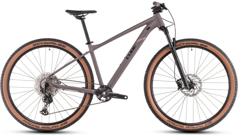 Cube Reaction Pro 2025, VTT de cross-country semi-rigide à fourche RockShox, vue de profil