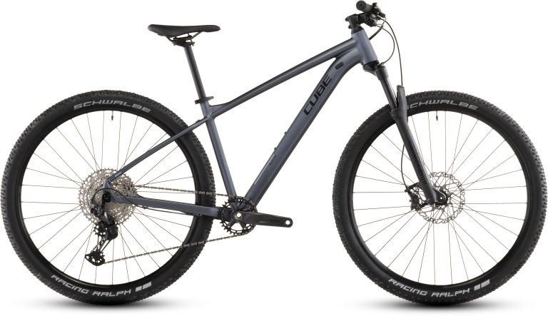 Cube Reaction SLX 2026, VTT cross-country semi-rigide à cadre aluminium, vue de profil