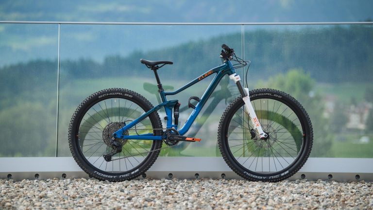 Cube Stereo Rookie ONE22 en coloris actionteam, VTT tout-suspendu pour jeune pratiquant, vue de profil