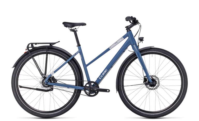 Cube Travel Pro 2024 à cadre Trapeze, coloris denim´n´silver, vélo de trekking à courroie, vue de profil