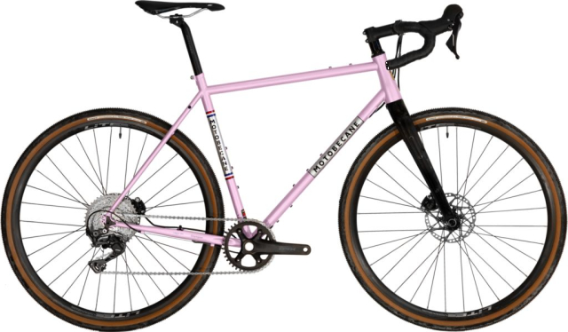 Motobecane 1923-73 Team Champion Gent rose brillant, gravel acier GRX, vue de profil