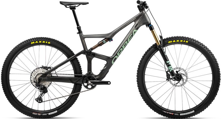 Orbea Occam M10 2023, VTT tout-suspendu carbone à roues carbone, vue de profil