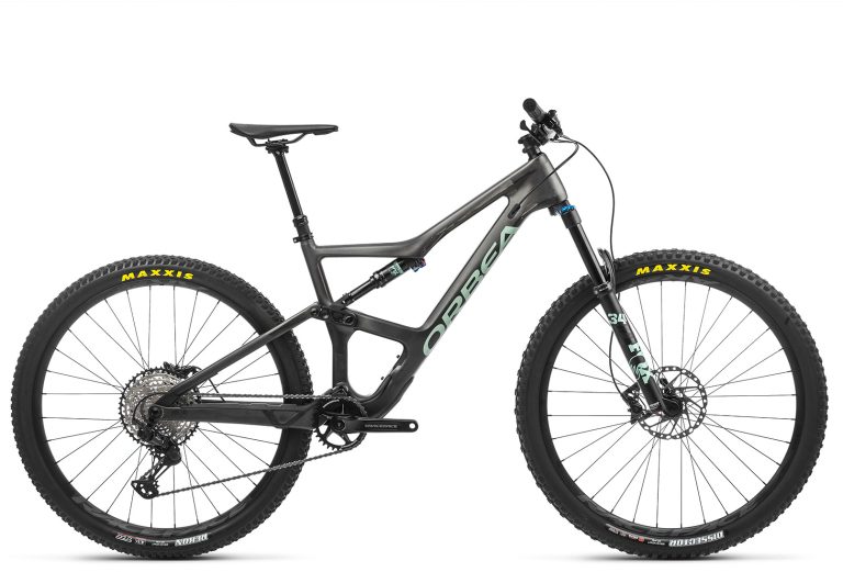Orbea Occam M30 2023, VTT tout-suspendu de trail à cadre carbone, vue de profil