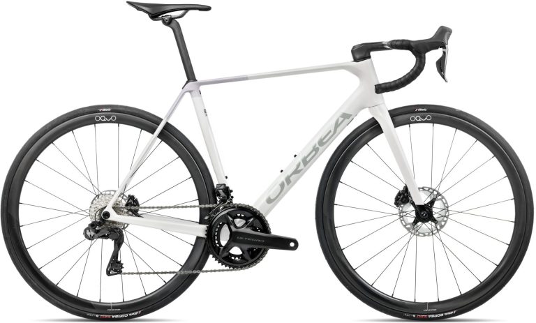 Orbea Orca M20iTEAM 2026, vélo de route carbone à cintre-potence intégré, vue de profil