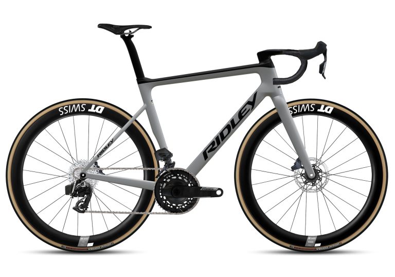 Ridley Falcn RS en SRAM Force eTap AXS, vélo de route carbone à roues hautes, vue de profil