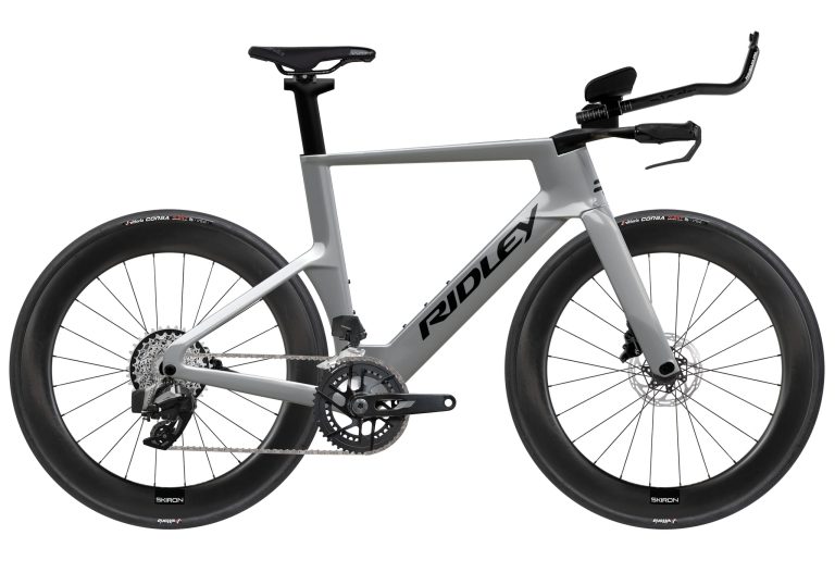 Ridley Triton Fast en SRAM Rival eTap AXS, vélo de triathlon carbone à double plateau, vue de profil