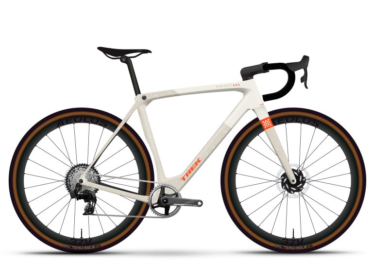 Trek Checkmate SLR 7 AXS 2025, gravel de course en carbone, vue de profil