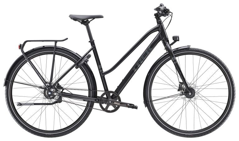 Trek District 4 Midstep 2024, vélo de ville noir satiné à moyeu Alfine et courroie, vue de profil