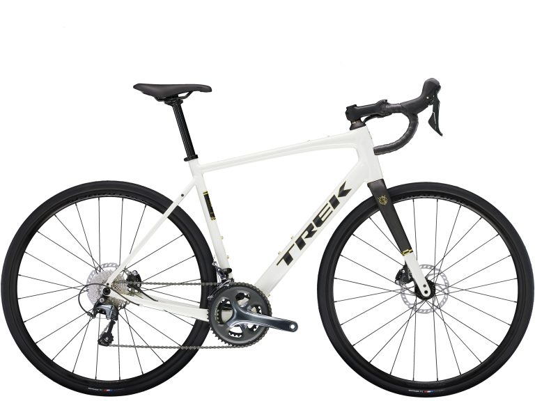 Trek Domane AL 4 4e génération 2024, vélo de route endurance blanc à cadre aluminium, vue de profil
