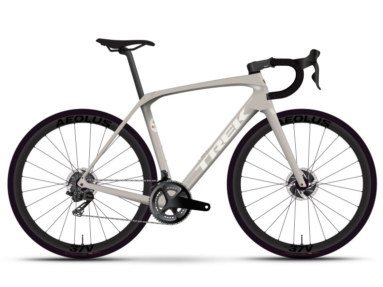 Trek Domane SL 6 4e génération 2025, vélo de route endurance carbone gris argent, vue de profil