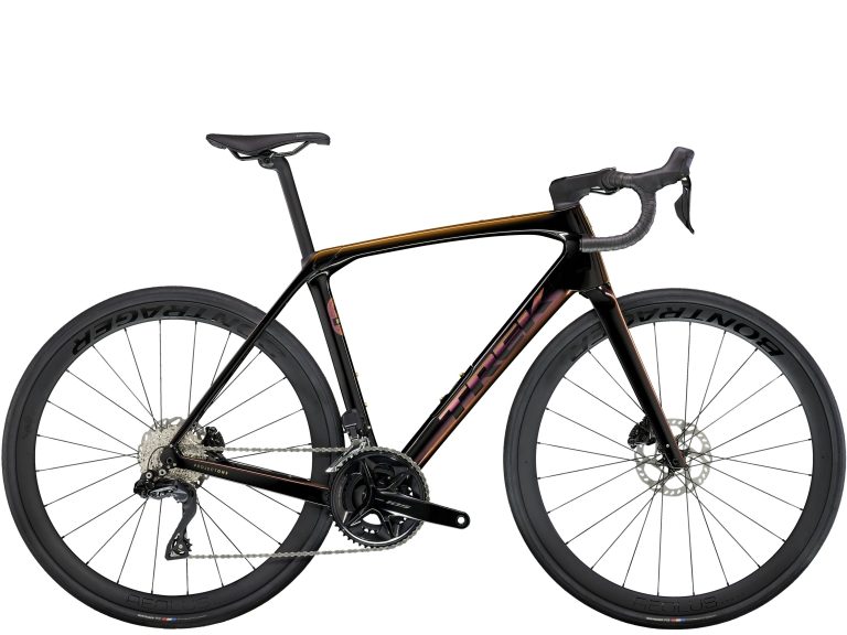 Trek Domane SLR 6 Gen 4 2024, vélo de route carbone à groupe Shimano 105 Di2, vue de profil
