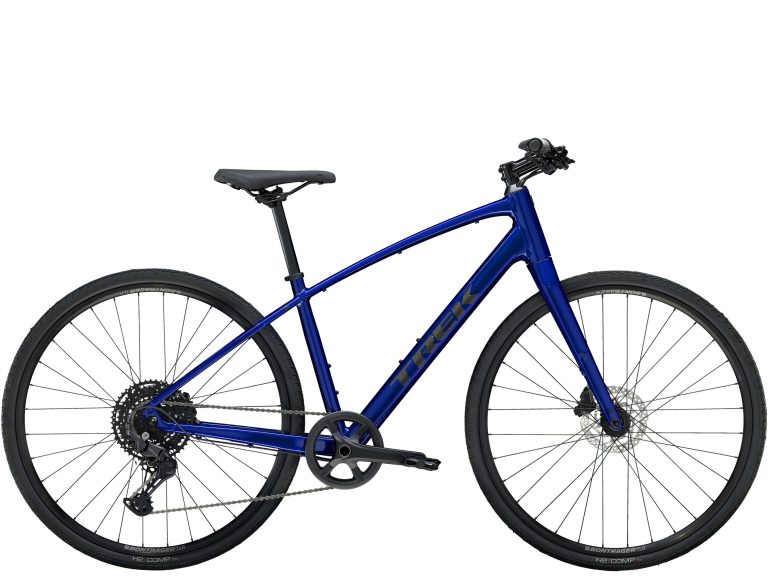 Trek FX 3 2024, vélo à guidon plat bleu à fourche carbone, vue de profil