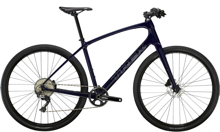 Trek FX Sport 5 2022, vélo à guidon plat à cadre carbone bleu nuit, vue de profil
