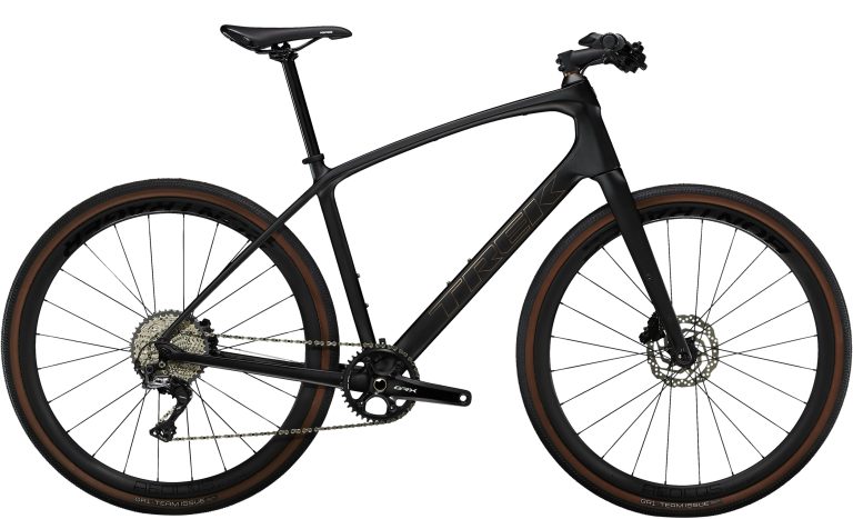 Trek FX Sport 6 2022, vélo à guidon plat à cadre carbone gris fumé, vue de profil
