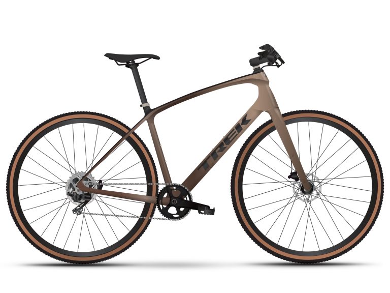 Trek FX Sport SL 6 2025, vélo plat carbone coloris Matte Bronze Age, vue de profil