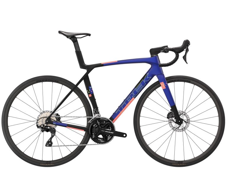 Trek Madone SL 5 8e génération, vélo de route aéro à cadre carbone et roues aluminium, vue de profil