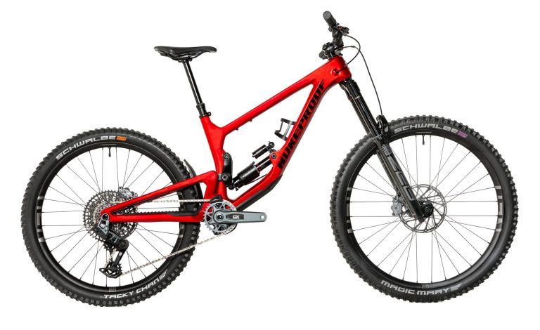 Nukeproof Giga Carbon, VTT d enduro carbone 180 mm à géométrie mullet, vue de profil