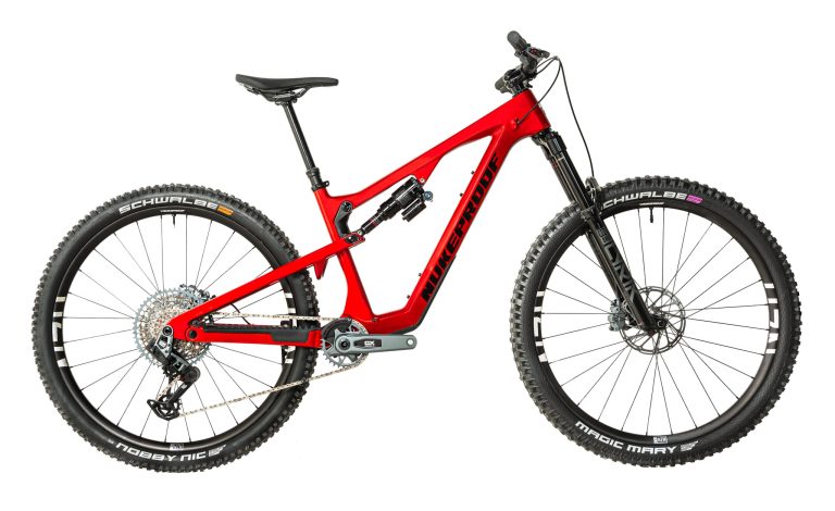 Nukeproof Reactor Carbon, VTT de trail tout-suspendu carbone en 29 pouces, vue de profil