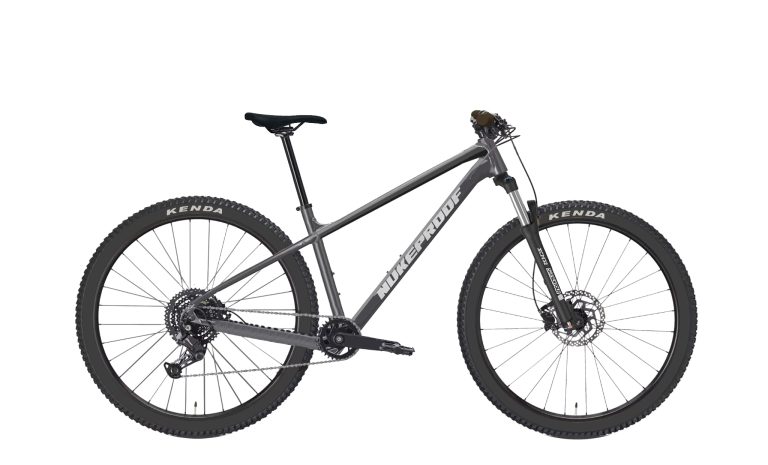 Nukeproof Tracker 290 en Shimano Cues 9 vitesses, VTT semi-rigide aluminium, vue de profil